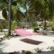Jardines del hotel Matlai, con cómodas tumbonas para relajarse a la sombra de los cocoteros