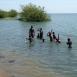 Niños bañándose y disfrutando en las orillas del Lago Victoria