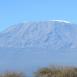 Preciosa imagen del Monte Kilimanjaro despejado de nubes, pudiéndose apreciar sus nevadas cumbres