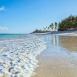 Larga línea de playa en la costa de Mombasa, con sus arenas blancas y sus cristalinas aguas