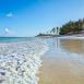 Línea de playa en la costa de Mombasa, con sus arenas blancas y sus cristalinas aguas