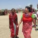 Una de las mujeres masais conduce al grupo al interior de la aldea