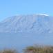 Preciosa imagen del Monte Kilimanjaro despejado de nubes, pudiéndose apreciar sus nevadas cumbres