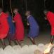 Bailes masais en torno al fuego en uno de los lodges de Amboseli